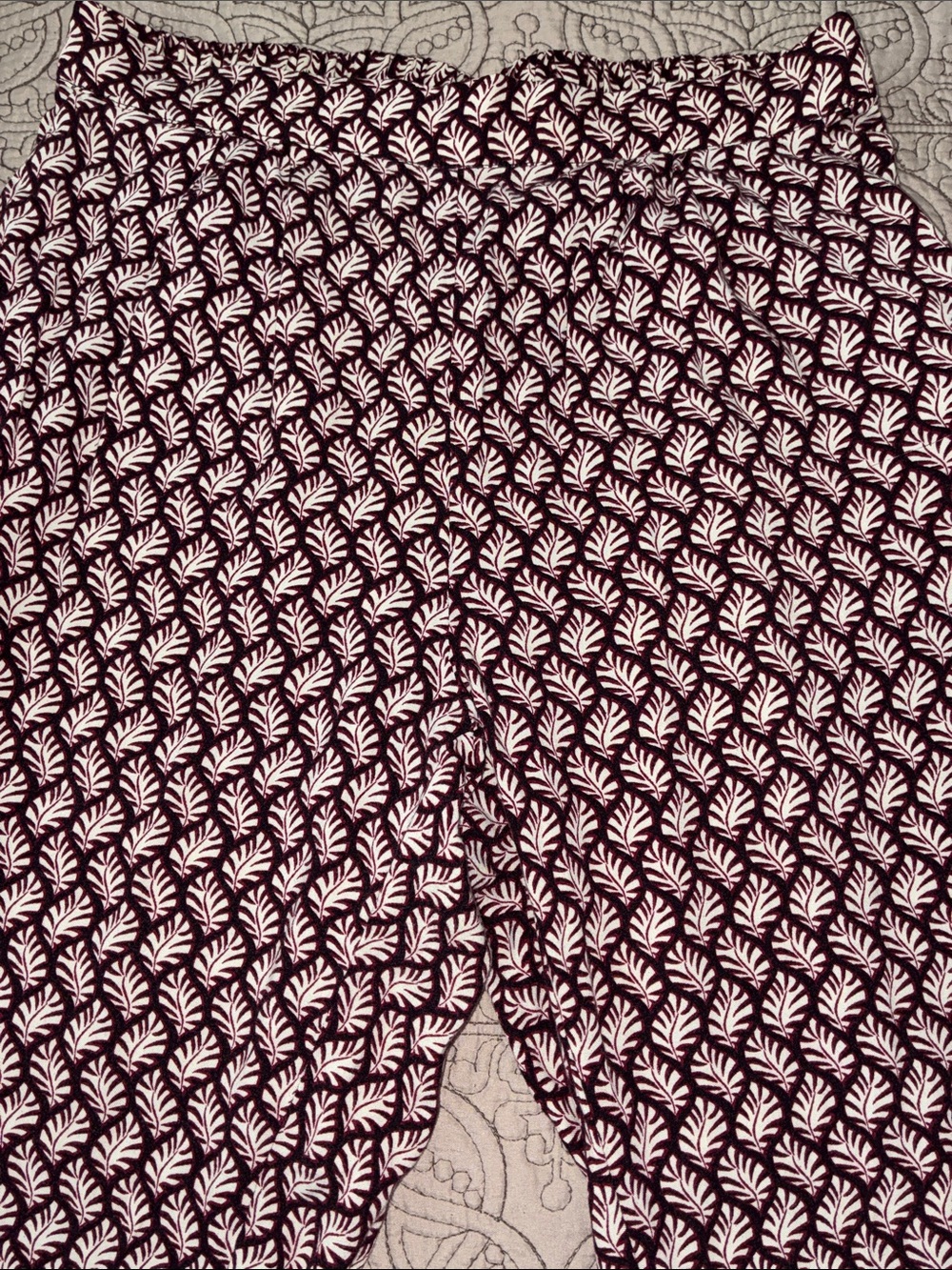 H&M NWOT Women’s Printed Maroon & White Pull-On Pants With 2 Side Pockets Size 8 - Picture 2 of 12